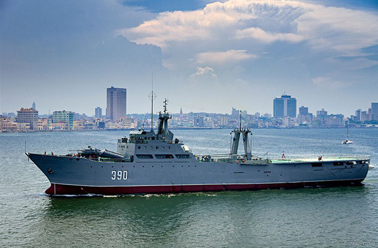 Choang voi lop chien ham lon nhat cua Hai quan Cuba duoc 