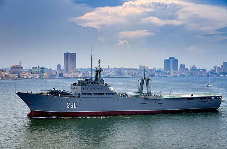 Choang voi lop chien ham lon nhat cua Hai quan Cuba duoc 