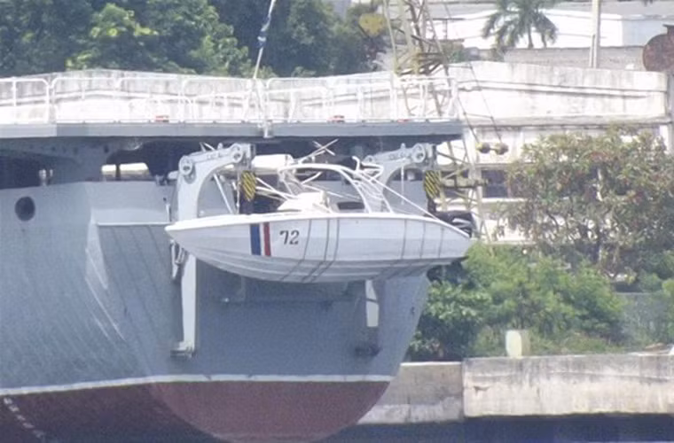 Choang voi lop chien ham lon nhat cua Hai quan Cuba duoc 