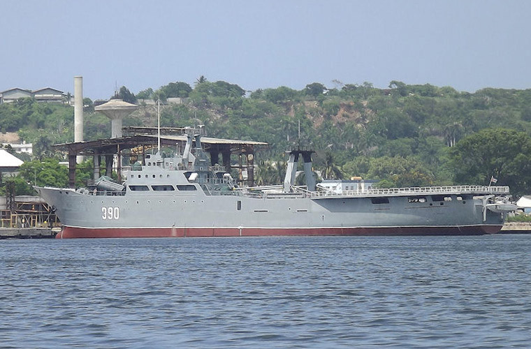 Choang voi lop chien ham lon nhat cua Hai quan Cuba duoc 