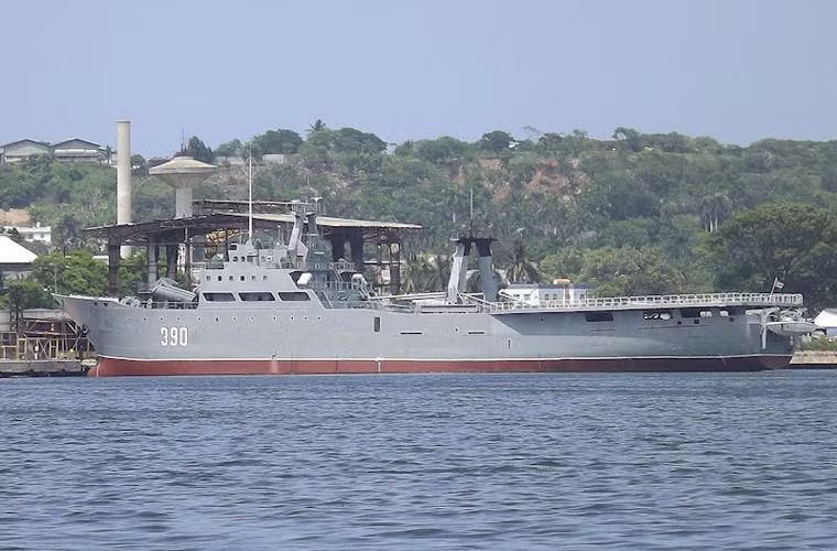 Choang voi lop chien ham lon nhat cua Hai quan Cuba duoc 