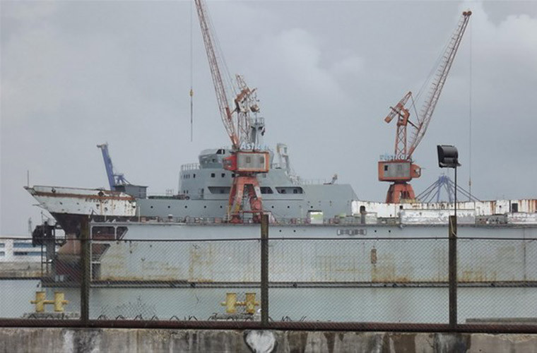 Choang voi lop chien ham lon nhat cua Hai quan Cuba duoc 