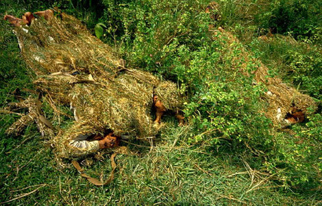 Chiến sĩ đặc công mặc "áo giáp" cỏ đột nhập mục tiêu trong huấn luyện.