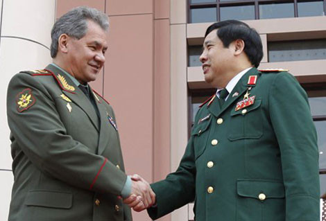Bộ trưởng Phùng Quang Thanh bắt tay Bộ trưởng Sergei Shoigu tại Hà Nội tháng 3/2013.