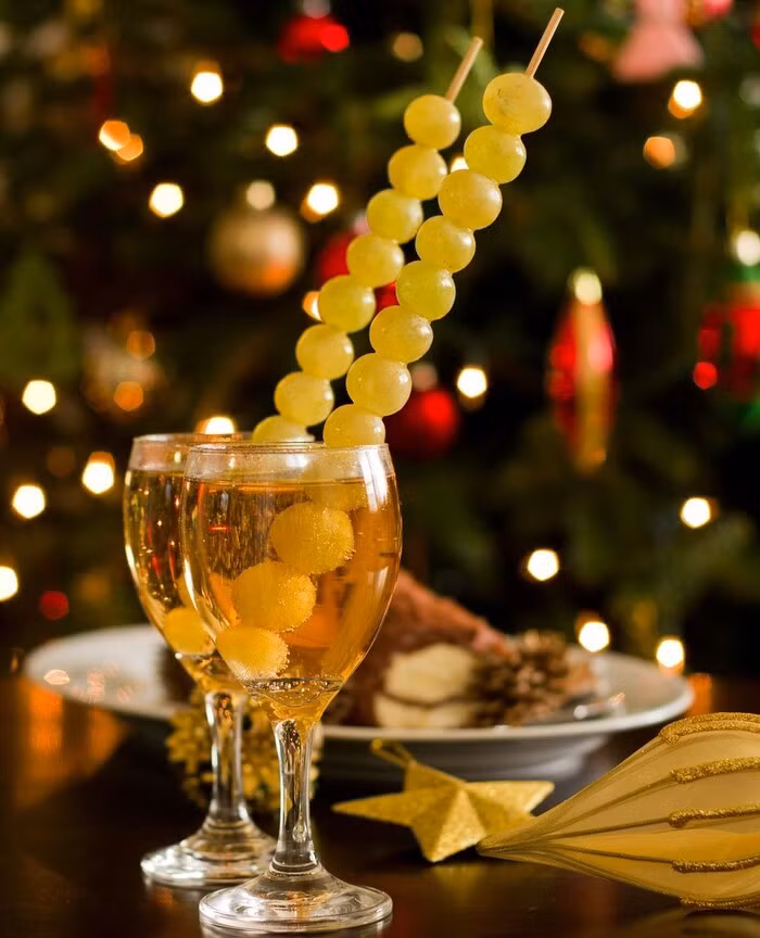 Ăn 12 quả nho vào giao thừa: Theo truyền thống từ Tây Ban Nha, hành động này có ý nghĩa mang lại may mắn cho bạn trong năm tới. Chỉ cần bạn ăn 12 quả nho vào lúc giao thừa — mỗi quả tượng trưng cho mỗi tháng. Bạn cũng có thể đặt chúng vào xiên để trang trí cho đêm giao thừa.