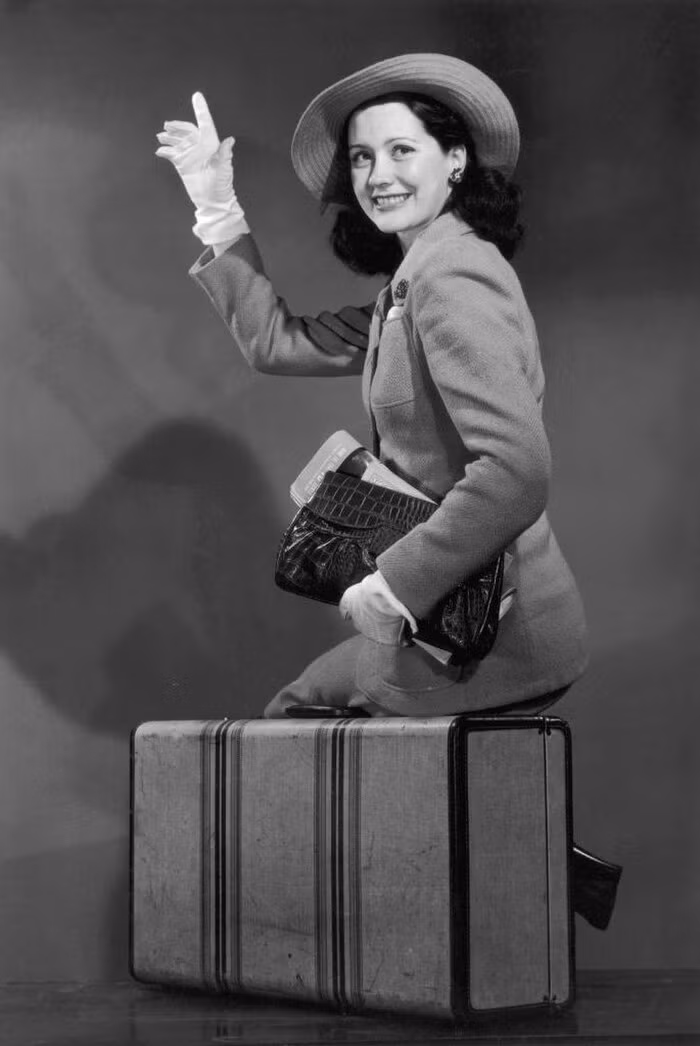 Mang vali rỗng đi đi lại lại: Bạn có thể làm điều này ngay trong nhà vài phút, vì theo quan niệm của người Colombia, hành động này được xem như là bạn đang chuẩn bị cho những chuyến phiêu lưu trong năm mới.