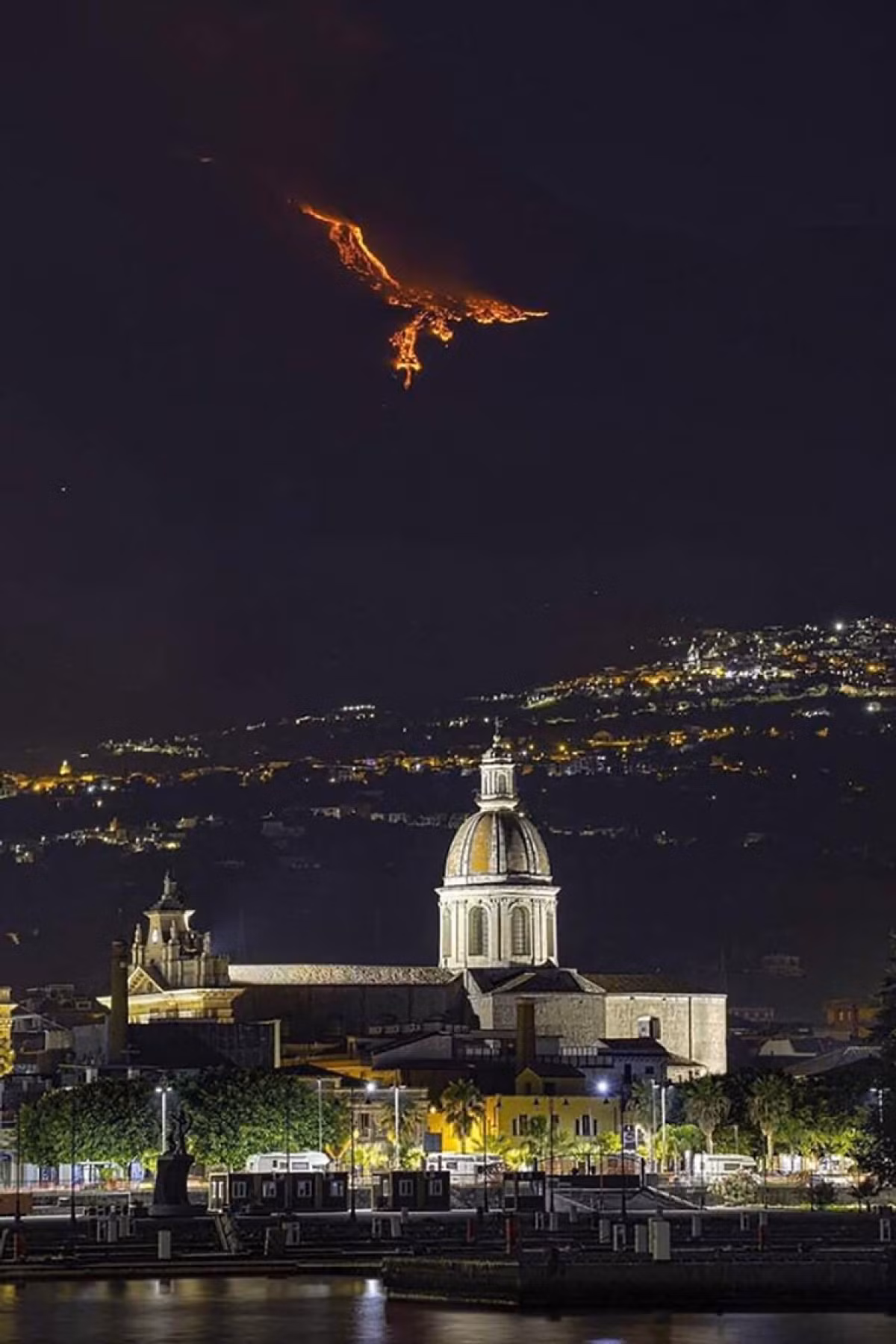 Vụ phun trào núi lửa Etna trông giống như một chú chim phượng hoàng.