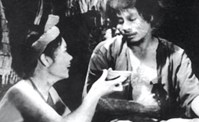 Sau mối tình cùng Thị Nở, Chí Phèo được “thức tỉnh” sau những cơn say triền miên. Hắn muốn quay lại làm người lương thiện nhưng cái xã hội thực dân nửa phong kiến bấy giờ đã từ chối quyền làm người của Chí Phèo. Biết mình không thể quay lại làm người bình thường, Chí Phèo đã giết chết kẻ thù của mình là Bá Kiến và tự sát với câu nói “Ai cho tao lương thiện”. Ảnh: Nhân vật Chí Phèo trong phim Làng Vũ Đại ngày ấy.