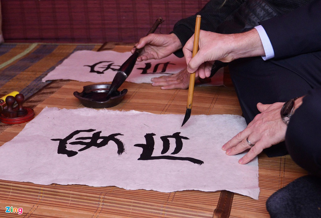  Chữ "An" tượng trưng cho bình an: Chữ "An" tượng trưng cho sự bình an, với mong muốn cuộc sống an lành, hạnh phúc. "An" là chữ được xin nhiều nhất để treo trong nhà. Từ xưa, không chỉ được xin trong ngày Tết, chữ "An" là biểu tượng thường được thêu lên tranh để làm vật trang trí trong nhà của nhiều gia đình. Ảnh: Nhật Nam.