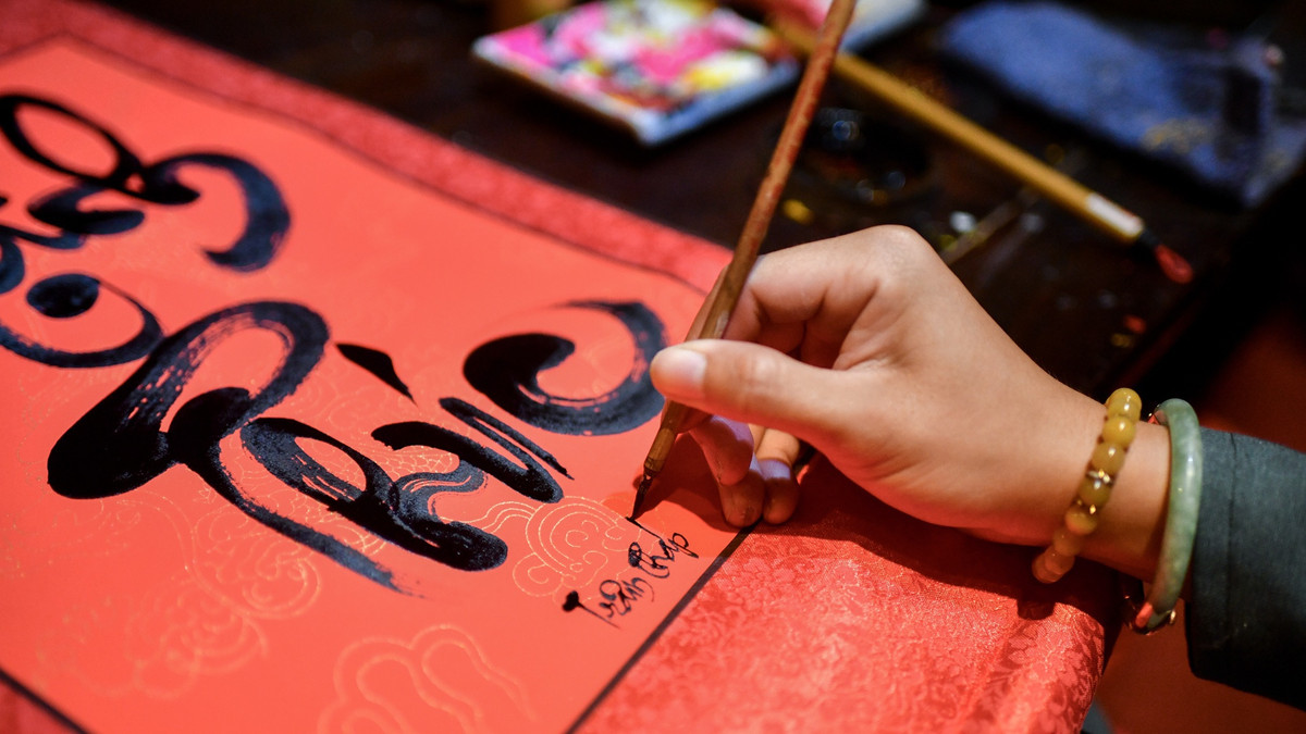  Xin chữ "Phúc" để cầu hạnh phúc: Chữ "Phúc" tượng trưng cho hạnh phúc, may mắn thể hiện mong muốn có cuộc sống no đủ, sung túc cho gia chủ. Đã từ lâu, chữ "Phúc" là biểu tượng phổ biến được trang trí trong nhà của người dân Việt. Ảnh: Duy Hiệu.