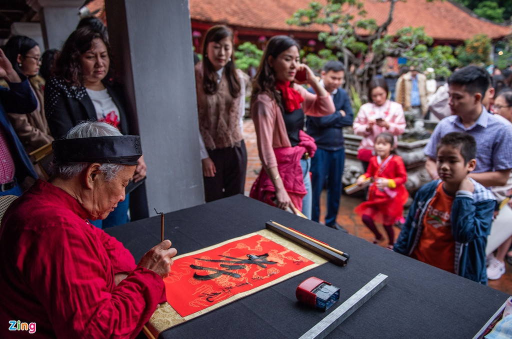  Xin chữ "Thọ" để chúc thọ ông bà: Chữ "Thọ" biểu tượng cho sự sống lâu trăm tuổi. Người xin chữ này thường mong muốn có một cuộc sống ấm no, mạnh khỏe, tránh tai ương. Chữ "Thọ" thường được các bạn trẻ xin về để chúc thọ ông bà, cha mẹ với mong muốn gia đình mạnh khỏe, sung túc và thể hiện lòng thành kính với bậc bề trên. Ảnh: Hải Nam.