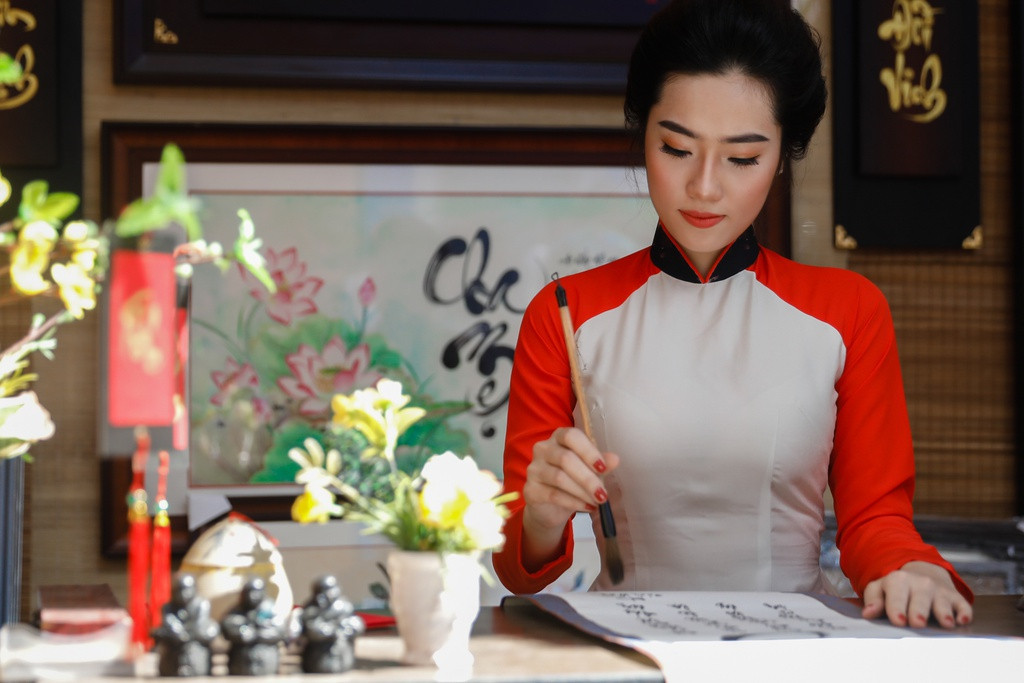  Xin chữ "Đức" để răn dạy bản thân: Chữ "Đức" là biểu trưng cho đạo đức, nét đẹp của con người. Người xin chữ "Đức" vốn để răn dạy cần phải sống thực với chính bản thân mình, làm đúng với lương tâm để luôn được thanh thản.