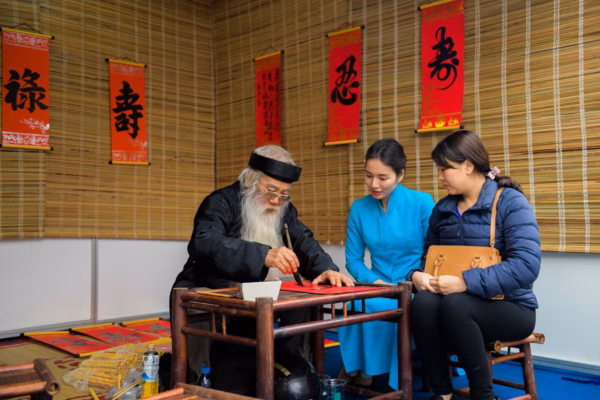  Xin chữ "Lộc" biểu trưng cho tài lộc: Những người xin chữ này muốn có một năm làm ăn phát tài, phát lộc. Mọi người tặng nhau chữ "Lộc" như là lời chúc may mắn, thành đạt. Vì vậy, chữ "Lộc" được rất nhiều người xin vào đầu năm để treo trong nhà. Đối với người Việt, chữ "Lộc" là biểu tượng cho sự thịnh vượng, hạnh phúc. Người dân vào những ngày đầu xuân năm mới cũng có tục lệ đi hái lộc với ý nghĩa rước tài lộc, may mắn về nhà. Ảnh: Giang Phan Ninh.