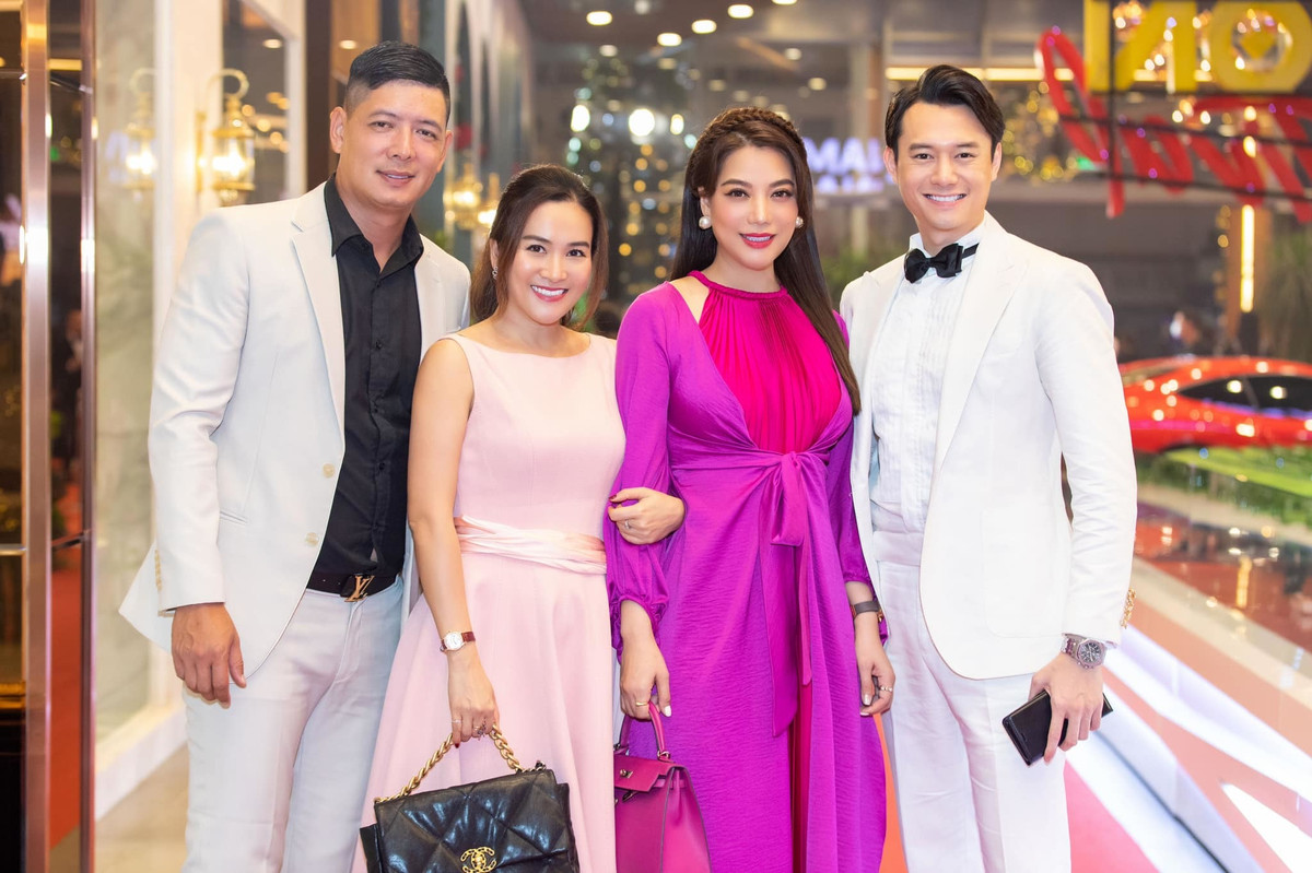 Cặp đôi hội ngộ cùng đôi vợ chồng Bình Minh - Anh Thơ. Anh Dũng gần như không vắng mặt trong bất cứ hoạt động nào của Trương Ngọc Ánh.