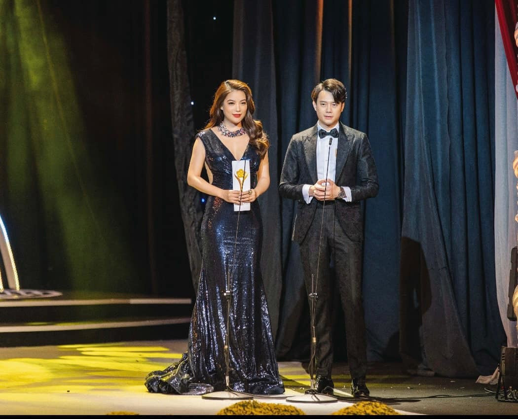 Đây là lần hiếm hoi cặp đôi được mời cùng trao một giải thưởng.