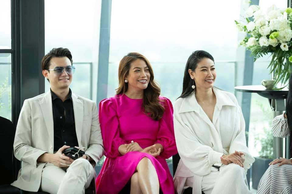 Tại nhiều sự kiện công khai hay riêng tư có sự xuất hiện của bạn thân Trương Ngọc Ánh thì Anh Dũng cũng đi cùng và tự tin ngồi sát "bạn gái tinh đồn" hơn 14 tuổi.