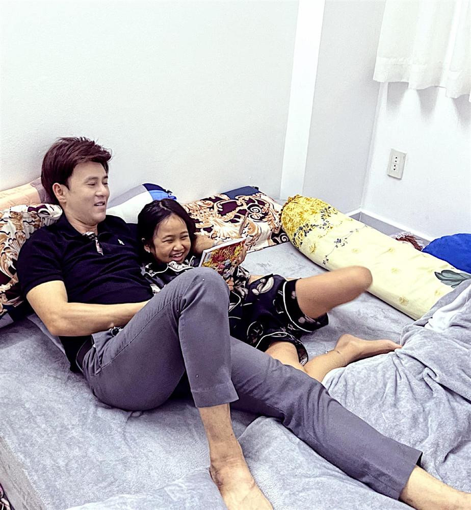 ới đây, Ưng Đại Vệ đăng ảnh vui đùa cùng con gái trên trang cá nhân. Trong tổ ấm của hai cha con, nam ca sĩ cùng bé Múi tìm hiểu về cung hoàng đạo. Cô bé có vẻ rất thích thú khi được cùng bố tìm hiểu về chủ đề này. Hình ảnh "gà trống nuôi con" của nam ca sĩ khiến nhiều người cảm thấy xúc động. Ở tuổi cận kề 40, Ưng Đại Vệ cũng đã lộ những dấu hiệu tuổi tác.