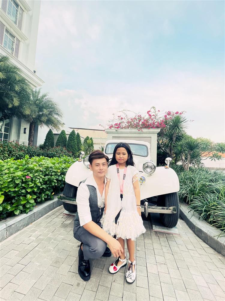 rước đó, trong ngày đầu năm mới 2021, nam ca sĩ gửi lời chúc bé Múi mau ăn chóng lớn. Mặc dù bận rộn công việc nhưng nam ca sĩ vẫn luôn sắp xếp thời gian bên con. Anh đồng hành trong từng quá trình phát triển của bé, lo cho bé cuộc sống đầy đủ cả về vật chất lẫn tinh thần.
