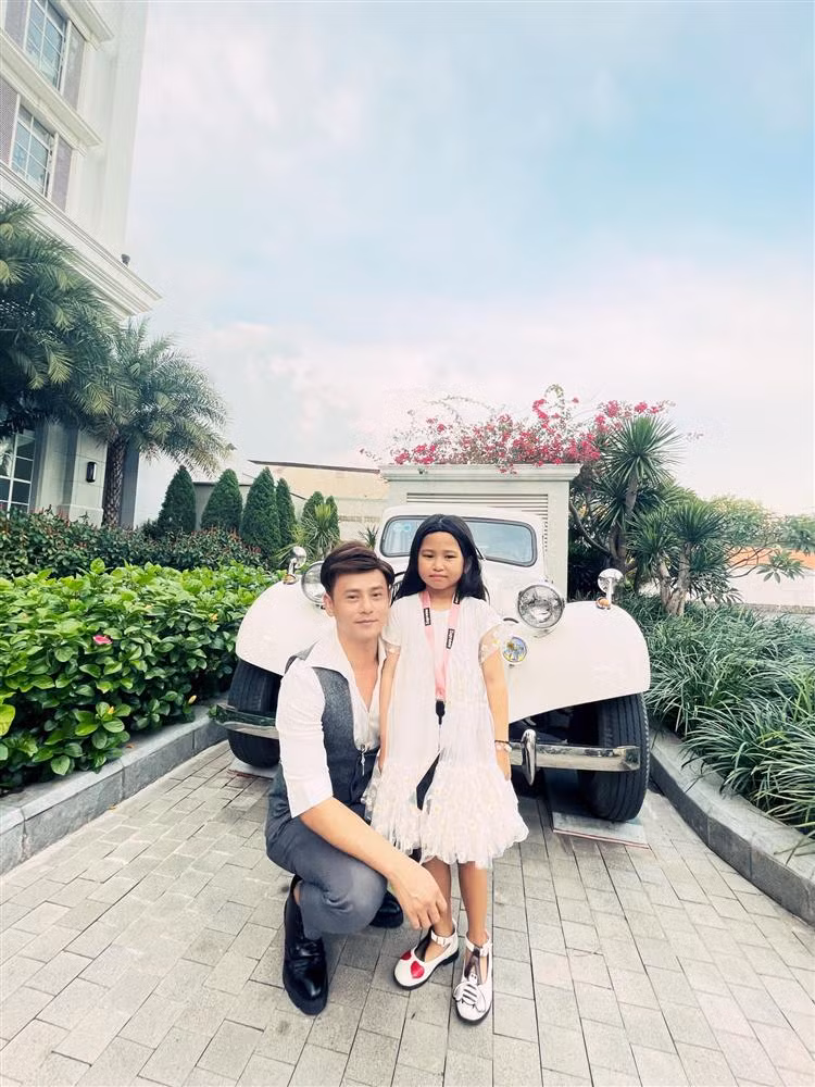 Trước đó, trong ngày đầu năm mới 2021, nam ca sĩ gửi lời chúc bé Múi mau ăn chóng lớn. Mặc dù bận rộn công việc nhưng nam ca sĩ vẫn luôn sắp xếp thời gian bên con. Anh đồng hành trong từng quá trình phát triển của bé, lo cho bé cuộc sống đầy đủ cả về vật chất lẫn tinh thần.