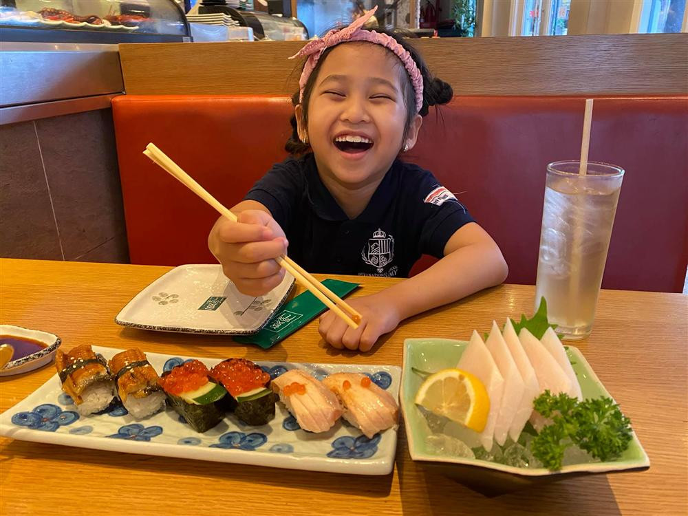 ô bé rất hào hứng với những món ngon.