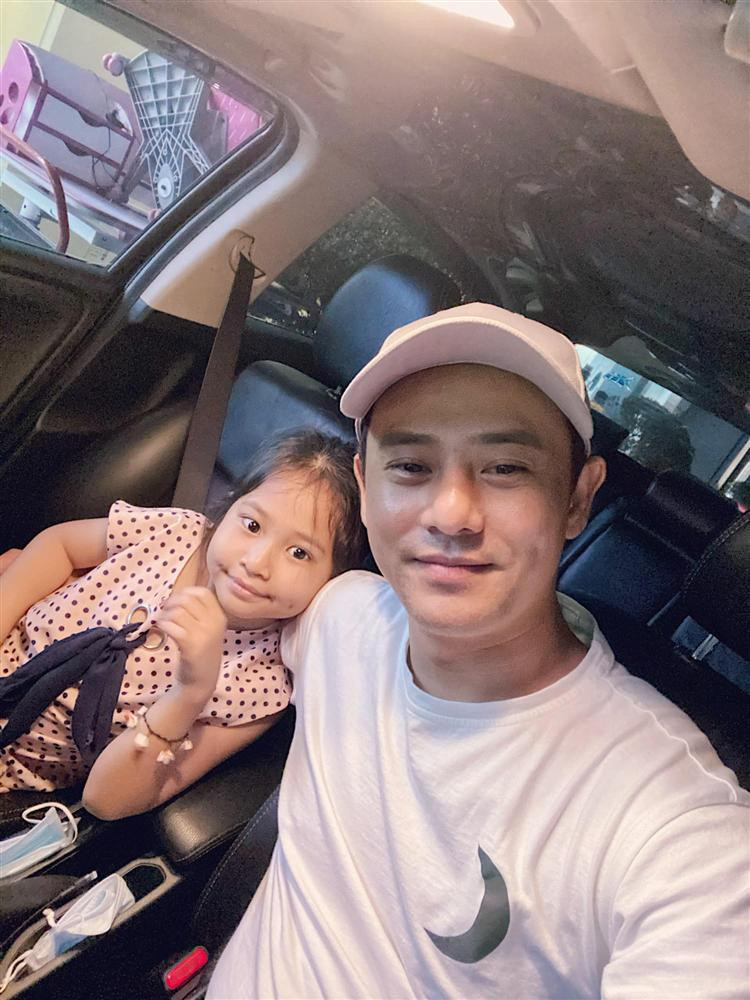 hi thoảng Ưng Đại Vệ mới chia sẻ hình ảnh chụp cùng bé Múi lên mạng xã hội. Có thể thấy cô bé đã lớn thêm nhiều khi lên 8 tuổi, sở hữu gương mặt xinh xắn, hiền lành.