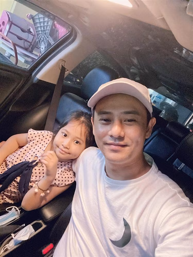 Thi thoảng Ưng Đại Vệ mới chia sẻ hình ảnh chụp cùng bé Múi lên mạng xã hội. Có thể thấy cô bé đã lớn thêm nhiều khi lên 8 tuổi, sở hữu gương mặt xinh xắn, hiền lành.