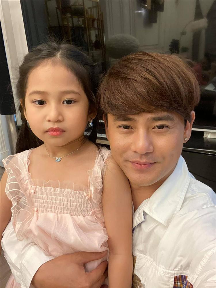 é Múi chào đời năm 2012, vào đúng thời điểm Ưng Đại Vệ gặp biến cố lớn về đời tư. Mất trắng tài sản lẫn công ty, nam ca sĩ như lâm vào đường cùng, phải dừng ca hát, làm nhiều công việc thông thường mưu sinh. Cũng thời điểm này, Ưng Đại Vệ và mẹ của con gái ly hôn. Anh một mình nuôi bé Múi từ khi 6 tháng tuổi cho tới bây giờ. Nam ca sĩ hiện vẫn chưa tái hôn vì thương con nhỏ.