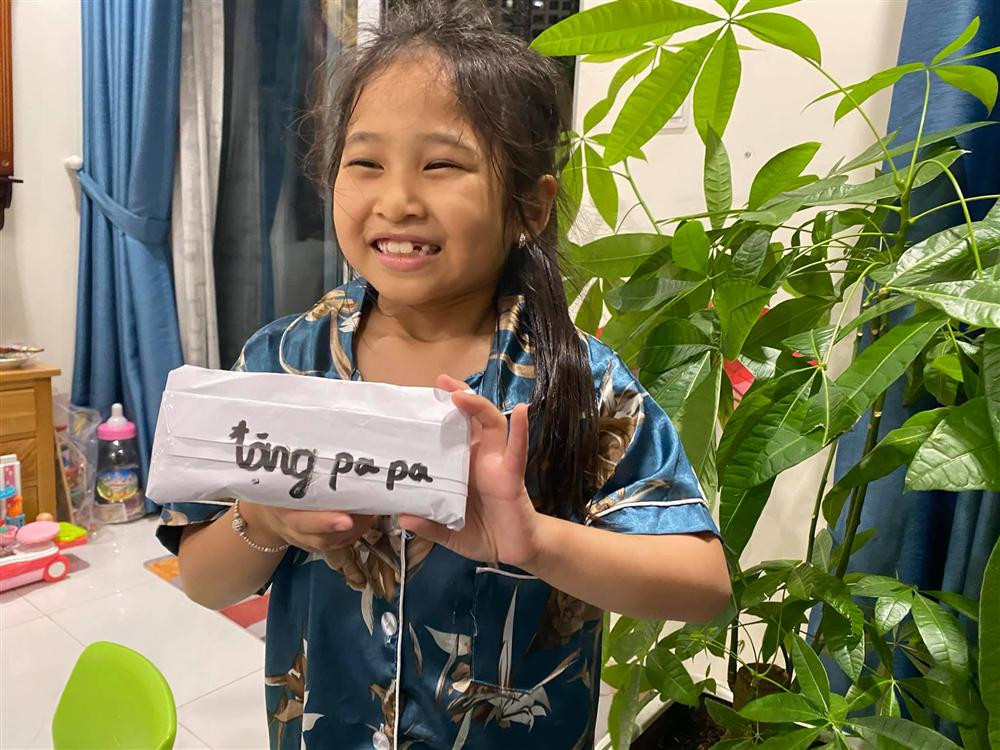 ụ cười dễ thương của ái nữ nhà Ưng Đại Vệ. Cô bé rất thương và quấn bố, song ít khi nhõng nhẽo, suy nghĩ chín chắn hơn tuổi.