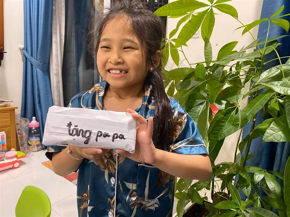 Nụ cười dễ thương của ái nữ nhà Ưng Đại Vệ. Cô bé rất thương và quấn bố, song ít khi nhõng nhẽo, suy nghĩ chín chắn hơn tuổi.