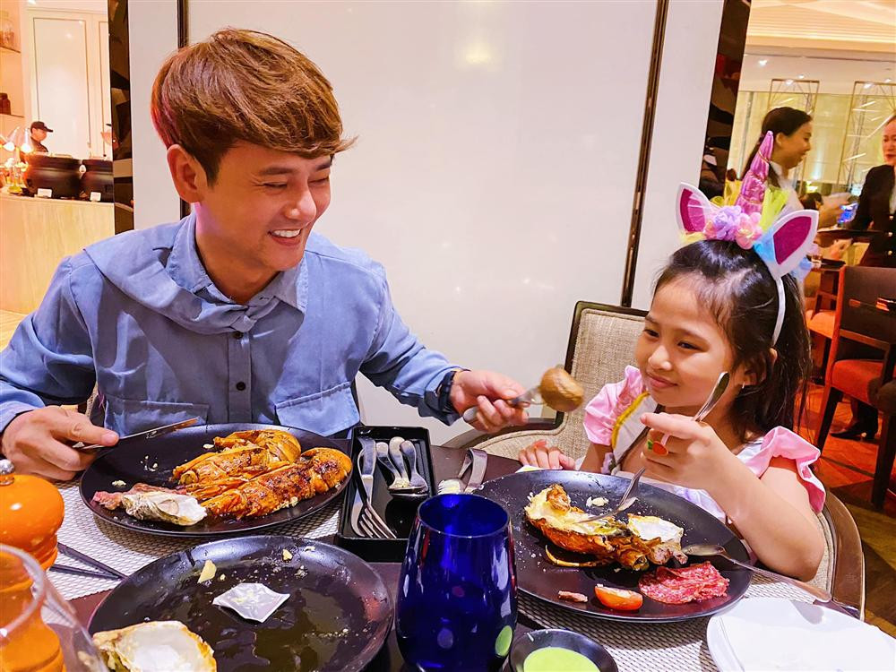 hi có thời gian rảnh rỗi, nam ca sĩ thường đưa con gái đi ăn.