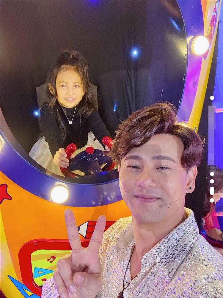 hoảnh khắc đưa con đi chơi của ông bố đơn thân. Anh luôn cố gắng sinh hoạt theo thời gian biểu của con để bé cảm nhận được sự yêu thương, quan tâm.