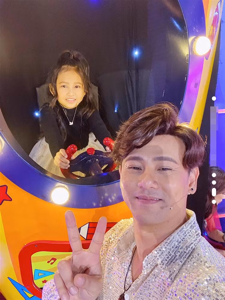 Khoảnh khắc đưa con đi chơi của ông bố đơn thân. Anh luôn cố gắng sinh hoạt theo thời gian biểu của con để bé cảm nhận được sự yêu thương, quan tâm.