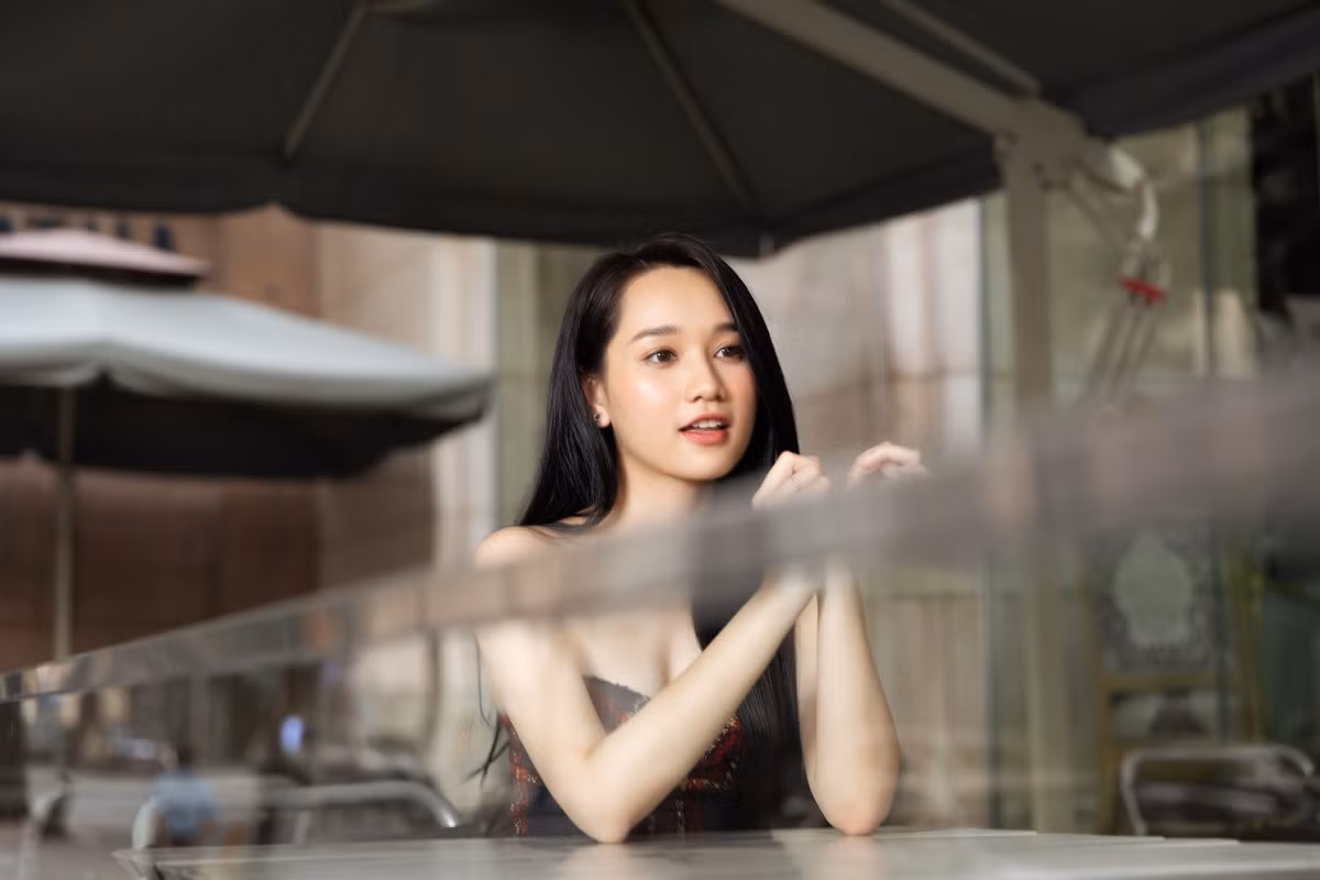 “Bản chất công việc của tôi là diễn viên, do đó quá trình hoàn thành một dự án, từ việc casting, quay, hậu kỳ đến lúc phim ra cần thời gian rất lâu. Năm qua cũng vì dịch bệnh nên hoạt động của mọi người phần nào thay đổi. Cá nhân tôi đã hoàn thành các cảnh quay trong Thiên thần hộ mệnh. Hơn nữa, tôi vẫn đi học và lịch học dày nên tôi muốn tập trung để tốt nghiệp”, nữ diễn viên bày tỏ.