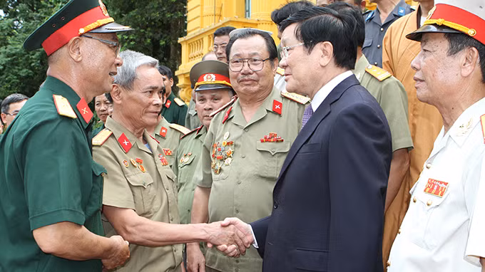 Chủ tịch nước Trương Tấn Sang thăm hỏi đời sống, gia đình của các cựu chiến binh. Ảnh: Võ Văn Thành.