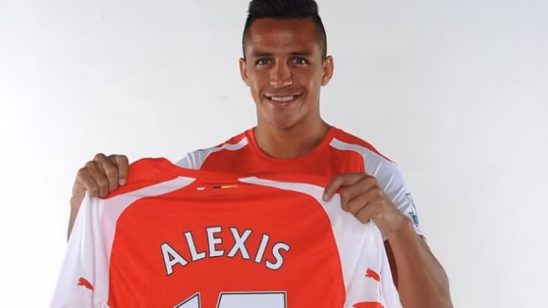 Alexis Sanchez ( Barcelona sang Arsenal): 40 triệu Euro. Đón một tân binh chất lượng như Suarez nhưng Barca cũng chia tay một cầu thủ vừa thi đấu rất tốt ở World Cup 2014. Và người ra đi lần này là Alexis Sanchez.