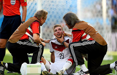 Sau cú va chạm, tiền vệ trẻ tuyển Đức trông thất thần và không thể tiếp tục thi đấu.