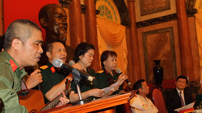 Chủ tịch nước Trương Tấn Sang lắng nghe bài hát kỷ niệm của các cựu chiến binh Sư đoàn 356. Ảnh: Võ Văn Thành.