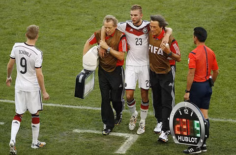 Kramer phải nhờ tới sự trợ giúp của hai nhân viên y tế mới có thể rời sân.