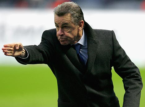 Ottmar Hitzfeld kết thúc sự nghiệp cầm quân hiển hách của ông một cách thành công khi đưa Thụy Sĩ vào tới vòng 16 đội, nơi họ đã gây không ít khó khăn cho Argentina. HLV 65 tuổi này vẫn ra sân dù anh trai ông mất ngay trước thềm trận đại chiến.