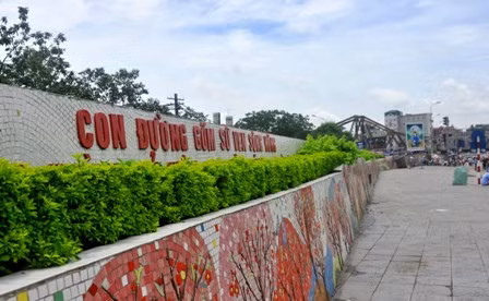 Con đường gốm sứ ven sông Hồng là một công trình nghệ thuật chào đón đại lễ 1000 năm Thăng Long. Và được tổ chức Guiness thế giới đã công nhận đây là bức tranh gốm dài nhất thế giới (dài xấp xỉ 3,85 km).