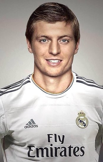 Để có được Toni Kroos, Real Madrid đã phải bỏ ra 30 triệu euro, với bản hợp đồng 5 năm Toni Kroos nhận mức lương 6 triệu Euro/mùa để thi đấu cho đội bóng hoàng gia Tây Ban Nha. Sự có mặt của Toni Kroos cùng với Ronaldo, Bale và Benzema thì Real Madrid có thừa sức chống lại bộ ba Messi, Neymar Jr và Suarez bên phía Barca.