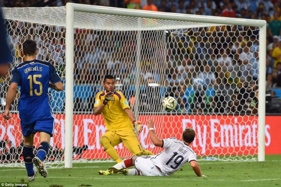 Pha đỡ bóng và sút nhanh hạ gục thủ thành Romero của Goetze cuối hiệp phụ thứ 2.