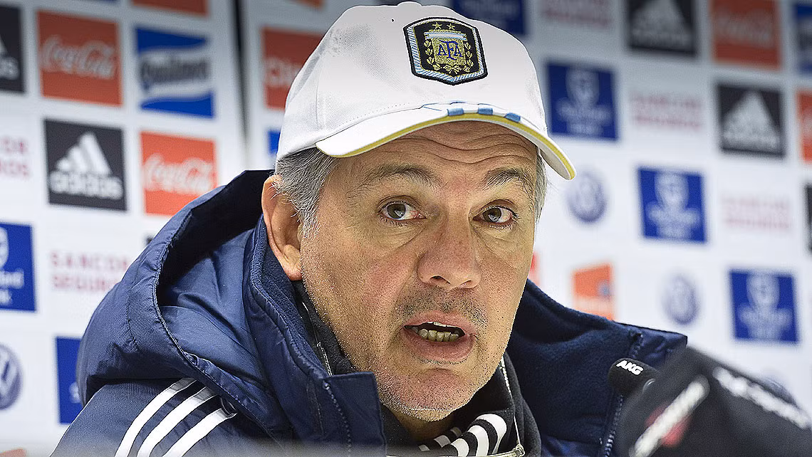 Alejandro Sabella đã đưa Argentina vào chung kết World Cup đầu tiên kể từ năm 1990 chỉ sau 2 năm cầm quyền, điều mà ít HLV lão làng nào làm được. Và sau đó 14 năm một lần nữa ông lại làm được điều đó. Nhưng có vẻ chiến lược gia 61 tuổi này muốn tìm kiếm một thách thức mới. Nên ngay sau 48 giờ trận chung kết kết thúc ông đã tuyên bố từ nhiệm.