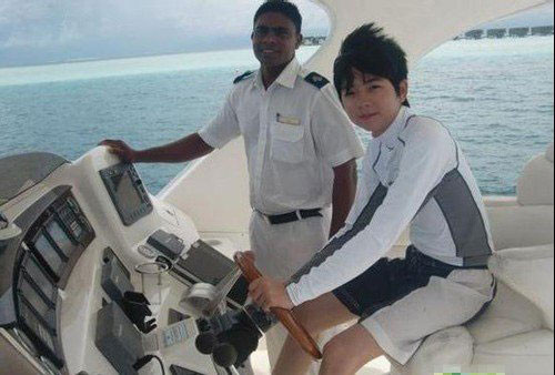 Thiếu gia nhà giàu dạo chơi trên du thuyền.