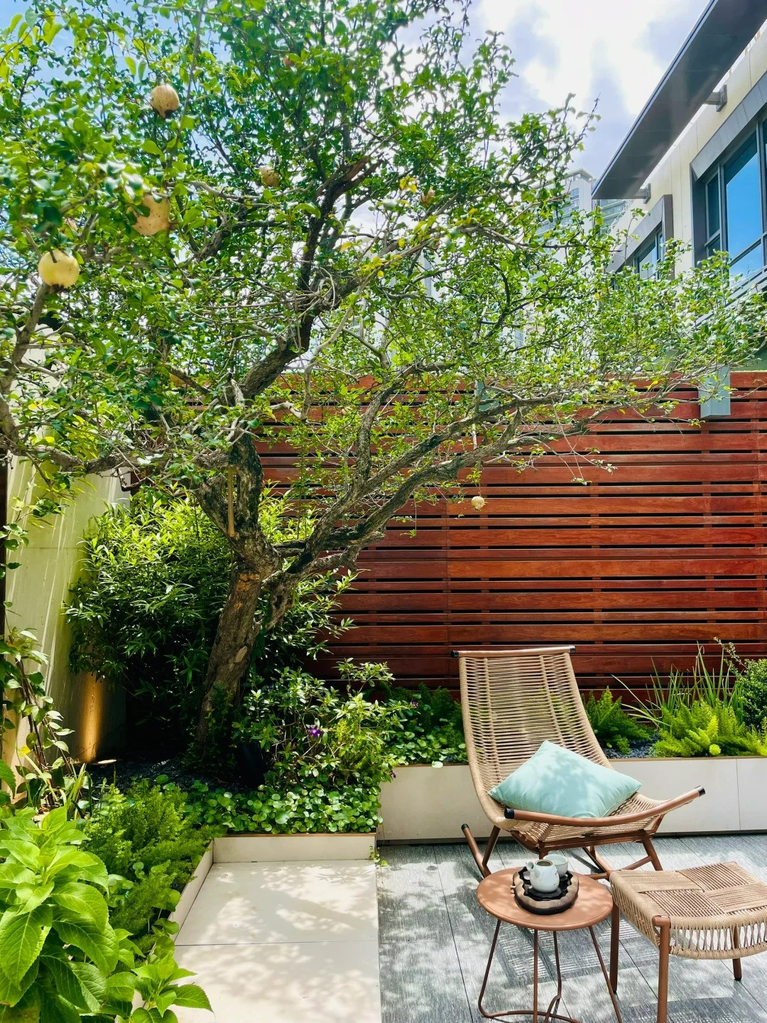 Biểu tượng của sự sống: Cây lựu được coi là cây sự sống trong thần thoại Hy Lạp vì quả của nó trông giống như một trái tim với nhiều hạt màu đỏ bên trong, tượng trưng cho tình yêu và nguồn sống. 