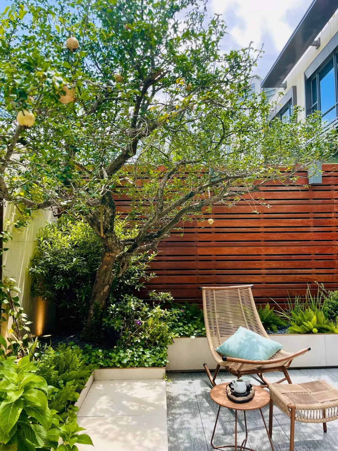 Biểu tượng của sự sống: Cây lựu được coi là cây sự sống trong thần thoại Hy Lạp vì quả của nó trông giống như một trái tim với nhiều hạt màu đỏ bên trong, tượng trưng cho tình yêu và nguồn sống. 