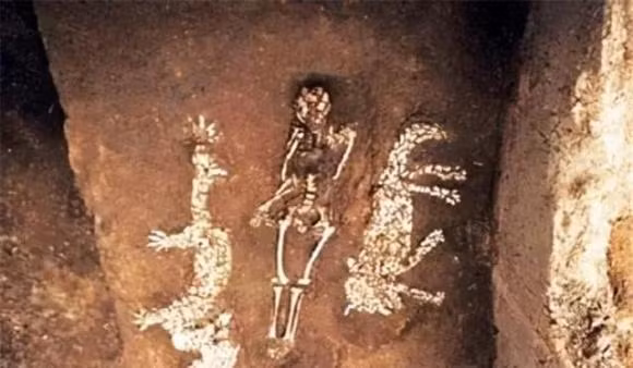 Họ tin rằng rồng thực sự tồn tại, bởi vì 12 con giáp ngoại trừ rồng đều là động vật có thật nên họ suy luận rằng rồng cũng thực sự tồn tại. Nhưng trên thực tế, không có dữ liệu lịch sử nào chứng minh sự tồn tại của xác rồng. Tuy nhiên, người dân ở một nơi không đồng tình với nhận định này. Họ cho rằng họ đã nhìn thấy rồng và sinh vật này tồn tại gần làng của họ.