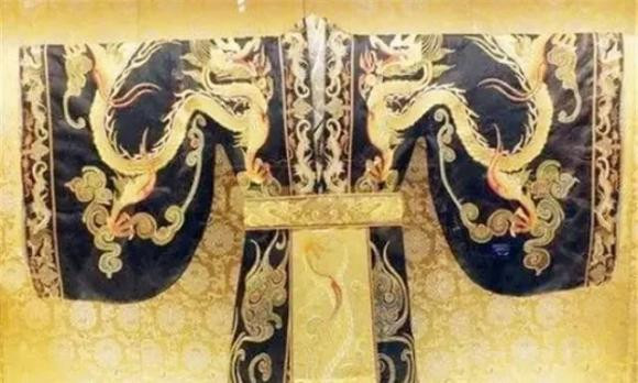  2. “Rồng thật” nằm im và lộ dấu vết. Về sự tồn tại của rồng, hầu hết mọi người đều cho rằng sinh vật này là hư cấu. Nhưng một số ít người tin rằng rồng thực sự tồn tại và chúng là sinh vật thực sự tồn tại. Để đạt được mục đích này, họ cũng liệt kê rất nhiều "bằng chứng".