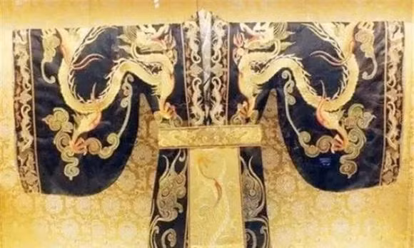  2. “Rồng thật” nằm im và lộ dấu vết. Về sự tồn tại của rồng, hầu hết mọi người đều cho rằng sinh vật này là hư cấu. Nhưng một số ít người tin rằng rồng thực sự tồn tại và chúng là sinh vật thực sự tồn tại. Để đạt được mục đích này, họ cũng liệt kê rất nhiều "bằng chứng".