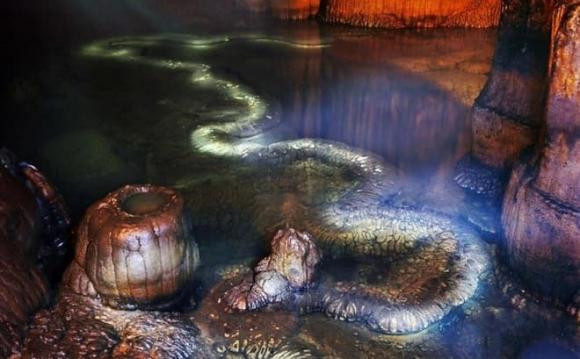  Nhóm chuyên gia tiến hành nghiên cứu sâu hơn, kỹ lưỡng hơn và suy luận về lịch sử phát triển địa chất của địa phương và phát hiện ra rằng con rồng đá này đã tồn tại hàng trăm triệu năm. Năng lượng rồng trong hang chỉ là những giọt nước nhỏ hóa lỏng bởi hơi nước sinh ra do chênh lệch nhiệt độ giữa bên trong và bên ngoài hang, không khác gì sương mù mà chúng ta thường thấy.